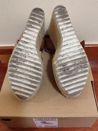 Cuñas básicas marrones de Stradivarius