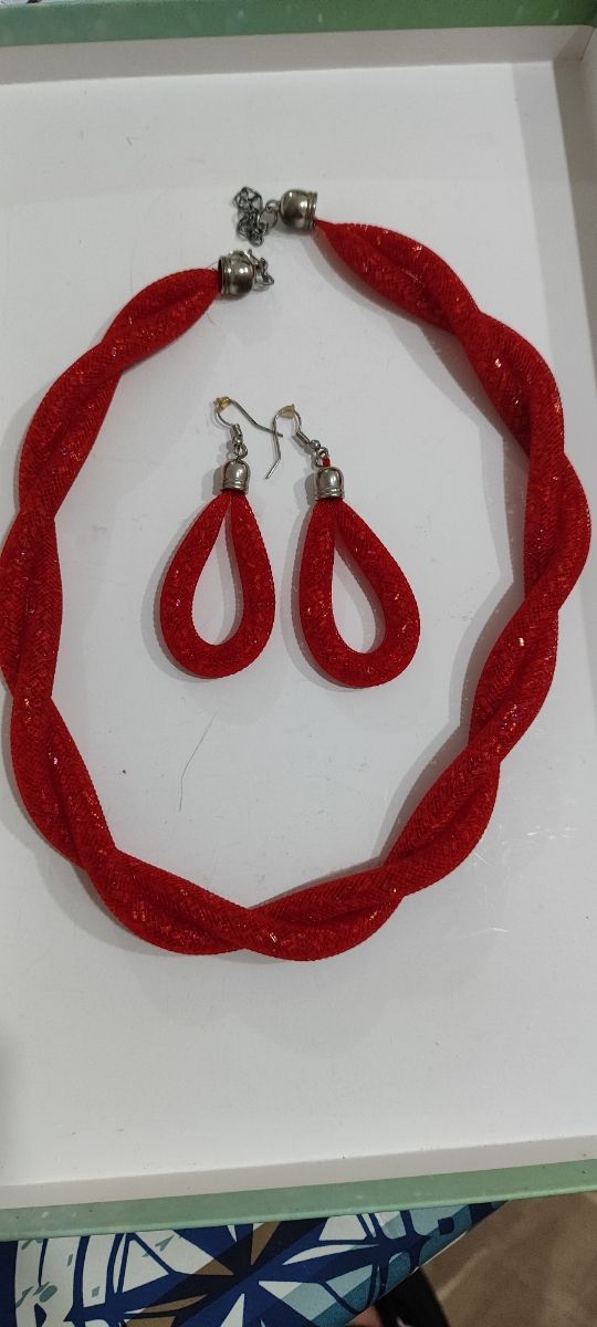 Set collana e orecchini coordinati