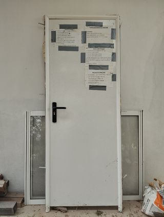 Ventanas, puerta y reja