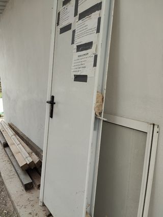 Ventanas, puerta y reja