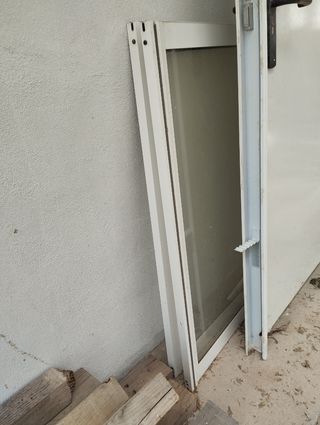 Ventanas, puerta y reja