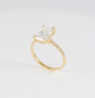 Anillo de compromiso halo oculto oro amarillo 18k