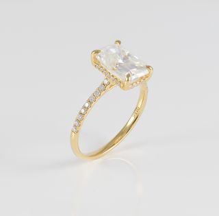 Anillo de compromiso halo oculto oro amarillo 18k