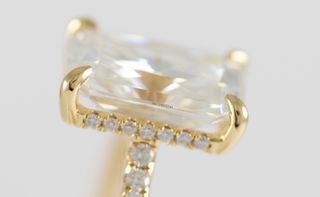 Anillo de compromiso halo oculto oro amarillo 18k