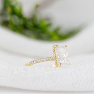 Anillo de compromiso halo oculto oro amarillo 18k