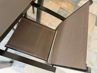 Mesa, sillas y hamacas jardín