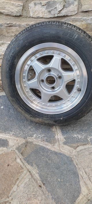 Una llanta de aluminio