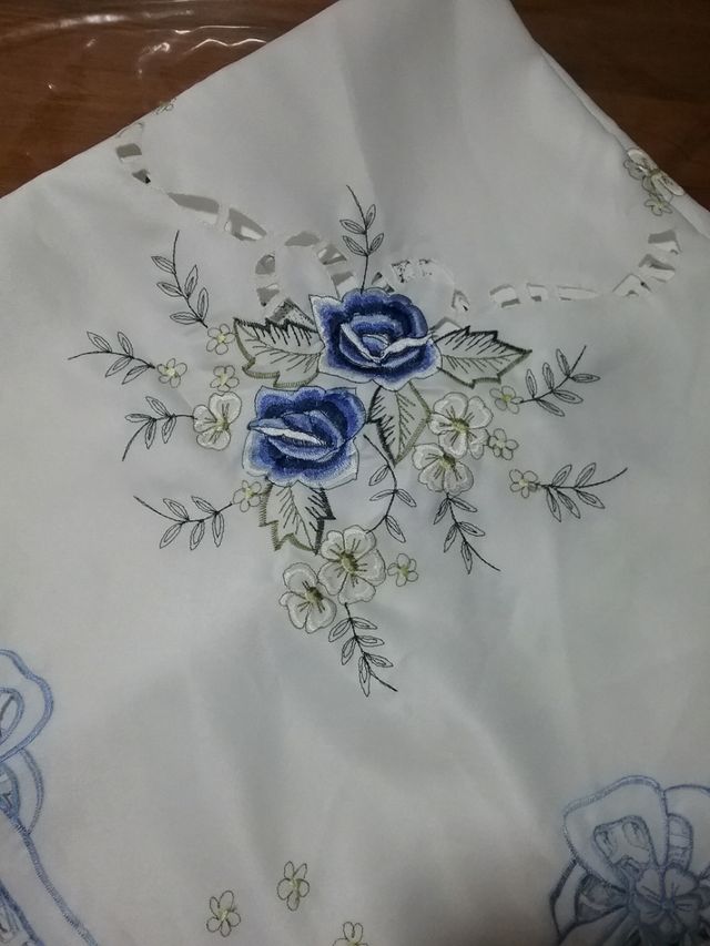 Tovaglia in raso ricamato