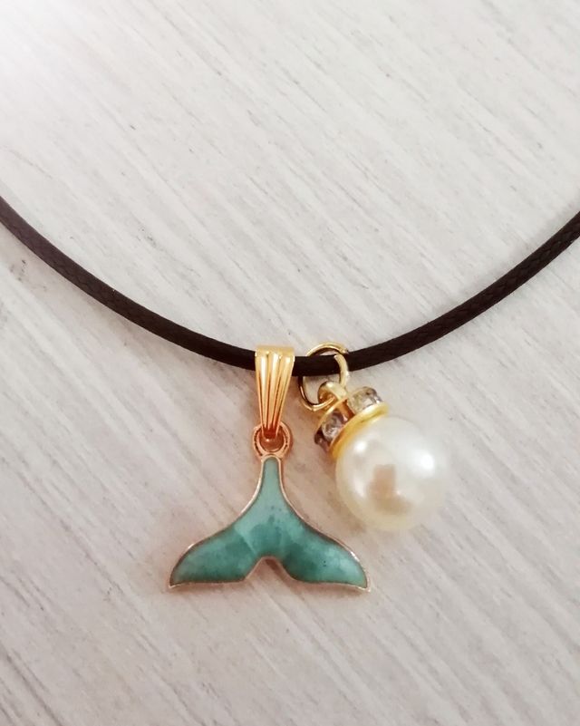 Colgante con Cola de ballena + perla