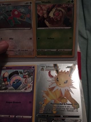 Album lleno de cartas Pokemon
