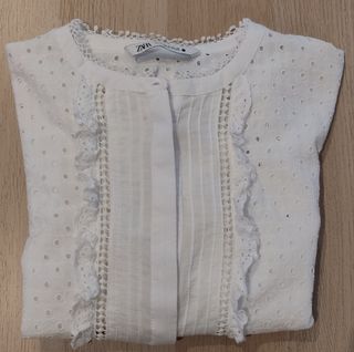 Blusa blanca con bordados perforados 