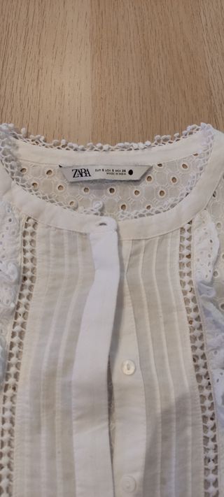 Blusa blanca con bordados perforados 