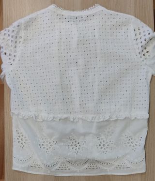 Blusa blanca con bordados perforados 