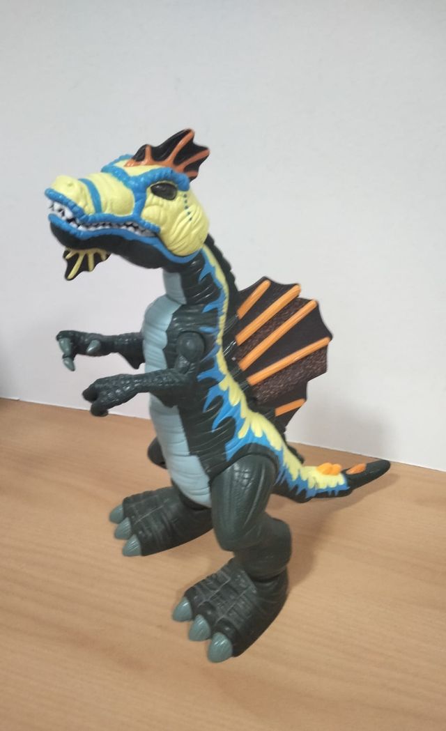 Dinosaurio con luz y movimiento