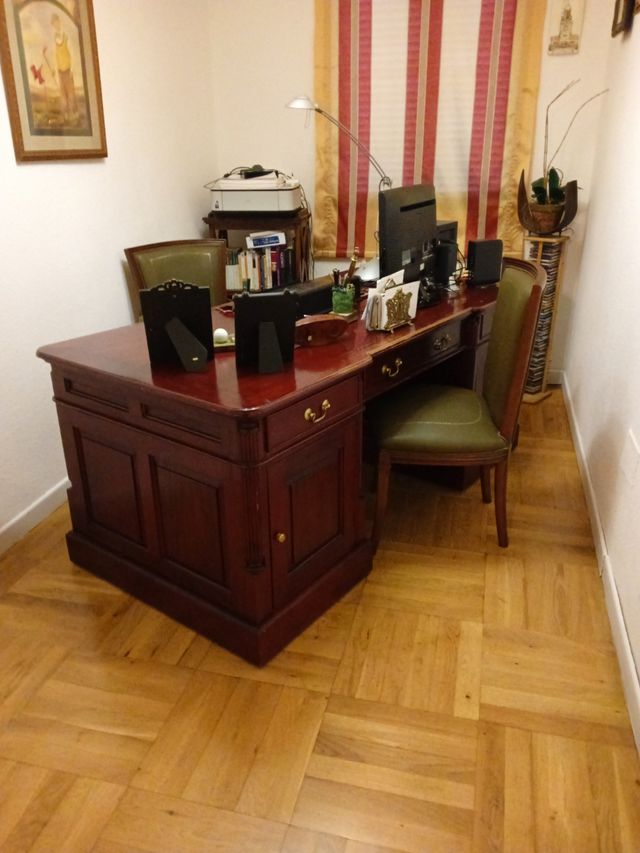 Tavolo da ufficio con tre sedie e poltrona