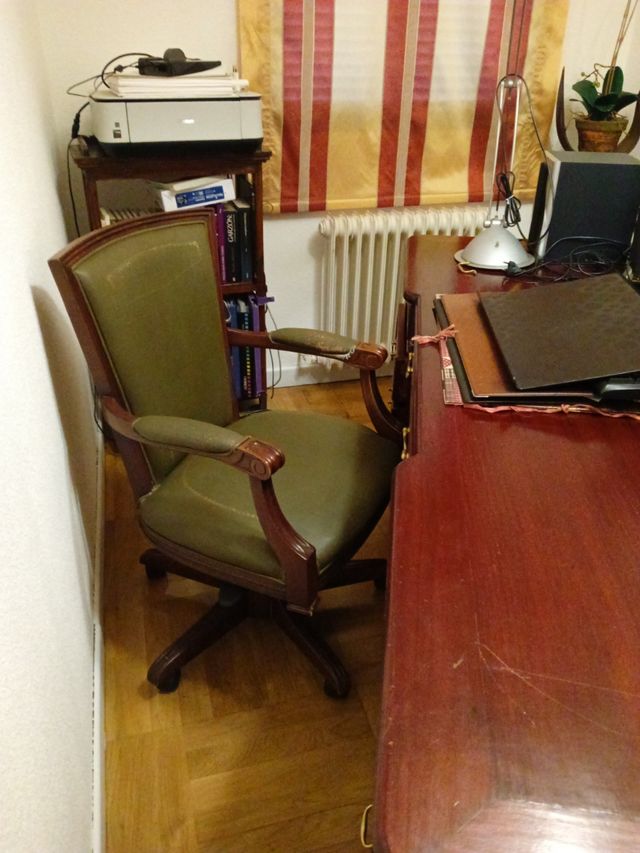 Tavolo da ufficio con tre sedie e poltrona