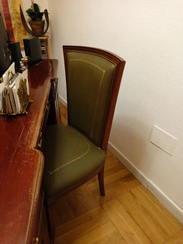 Tavolo da ufficio con tre sedie e poltrona