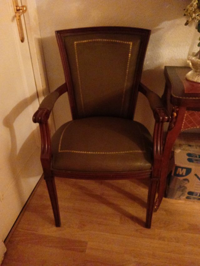 Tavolo da ufficio con tre sedie e poltrona