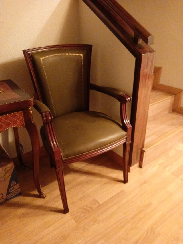 Tavolo da ufficio con tre sedie e poltrona