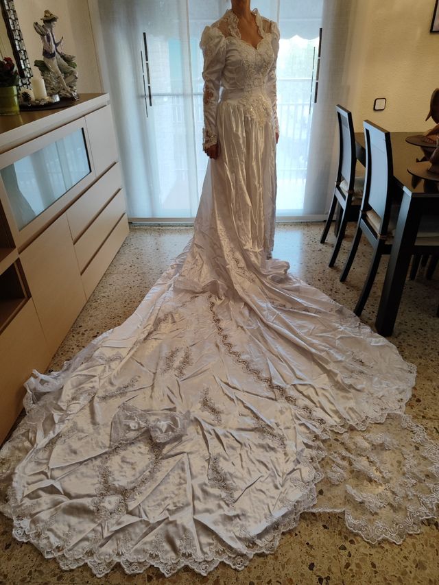 VESTIDO DE NOVIA .