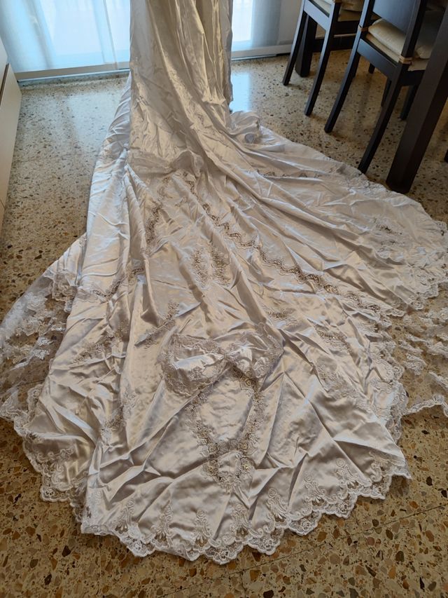 VESTIDO DE NOVIA .