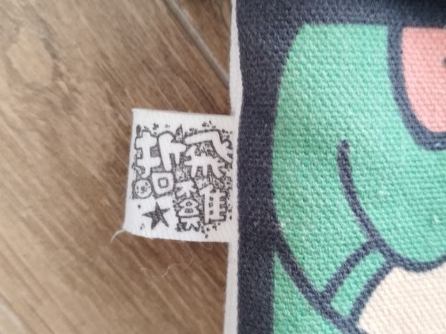 Bolsa que se transforma de macaco para menino