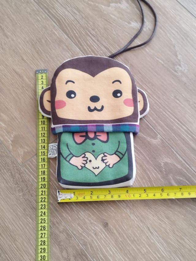 Bolsa que se transforma de macaco para menino