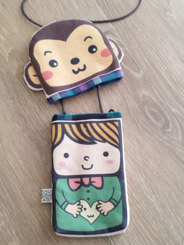 Bolsa que se transforma de macaco para menino