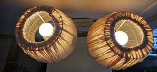 Lampara IKEA Rodd con cobertor rosa HEMSTA