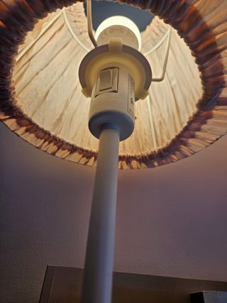 Lampara IKEA Rodd con cobertor rosa HEMSTA