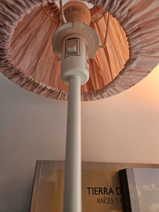 Lampara IKEA Rodd con cobertor rosa HEMSTA