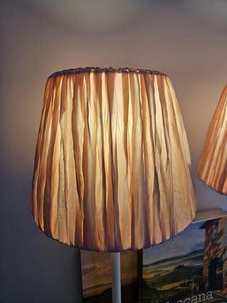 Lampara IKEA Rodd con cobertor rosa HEMSTA