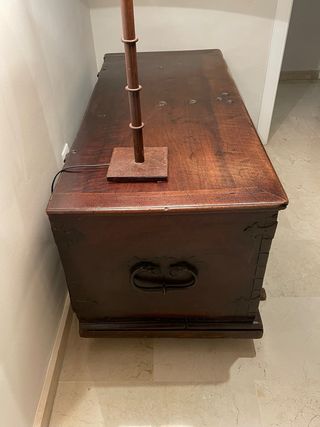 Baúl, arca antiguo nogal. 
