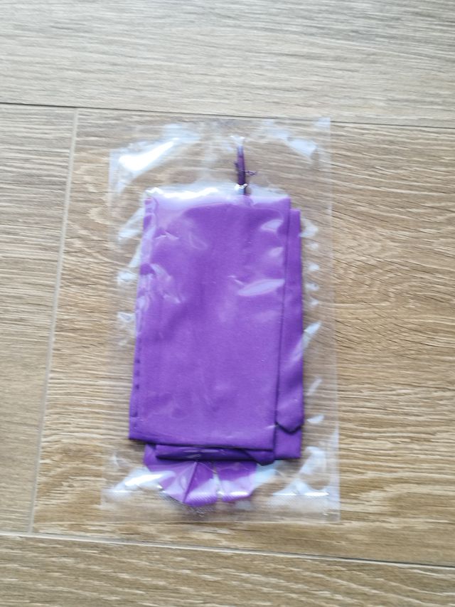 Conjunto de pena e venda roxa para jogos em casal