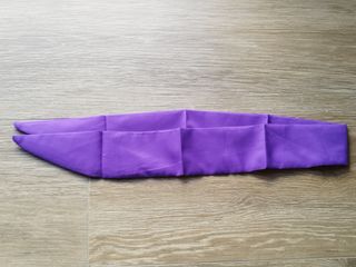 Conjunto de pena e venda roxa para jogos em casal