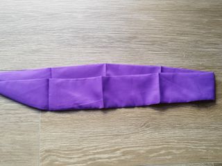 Conjunto de pena e venda roxa para jogos em casal