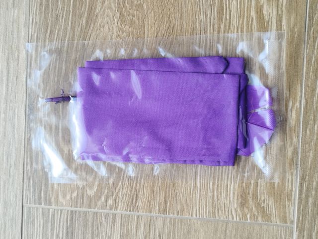 Conjunto de pena e venda roxa para jogos em casal