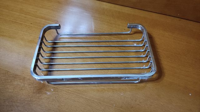 Estantería de baño cromada.