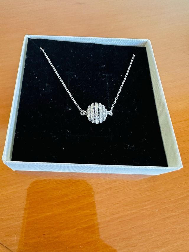 Girocollo con pendente a sfera