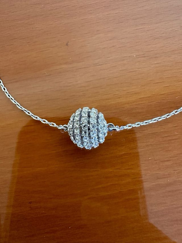 Girocollo con pendente a sfera