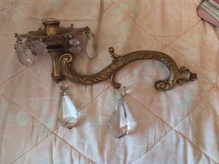 Lampara, candelabros de bronce y espejo 