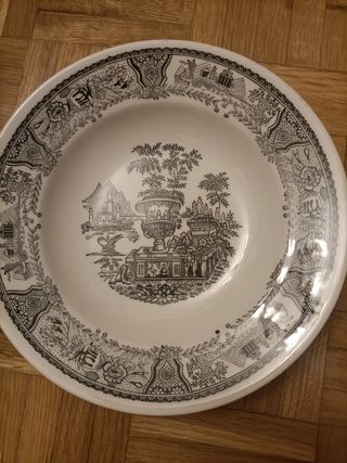 Vajilla GIL VARGAS SEGOVIA.42 piezas.A  Estrenar.