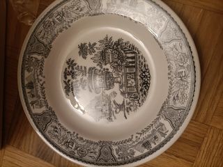 Vajilla GIL VARGAS SEGOVIA.42 piezas.A  Estrenar.