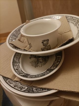 Vajilla GIL VARGAS SEGOVIA.42 piezas.A  Estrenar.