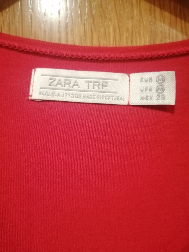 Camiseta rojo Valentino de volantes de ZARA