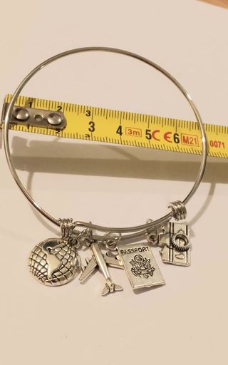 Pulsera rígida con 4 colgantes de viajes