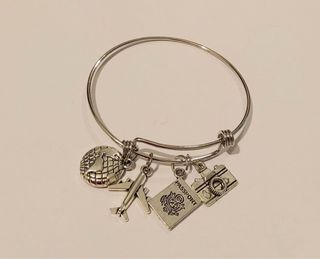 Pulsera rígida con 4 colgantes de viajes