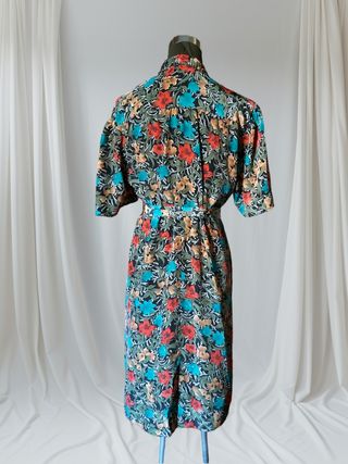 Vestido verão com padrão floral e cinto