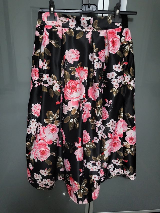Gonna nera a fiori rosa