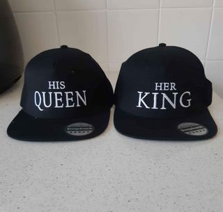 2 CAPPELLI CON VISIERA PER COPPIA